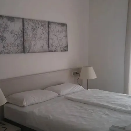 Contemporary Maggiore Apartment *